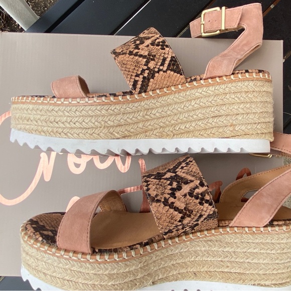 Crown Vintage Shoes - CROWN VINTAGE DAYLEN-DESERT ROSE SNAKE/ROSEGOLD SANDLES NEW IN BOX